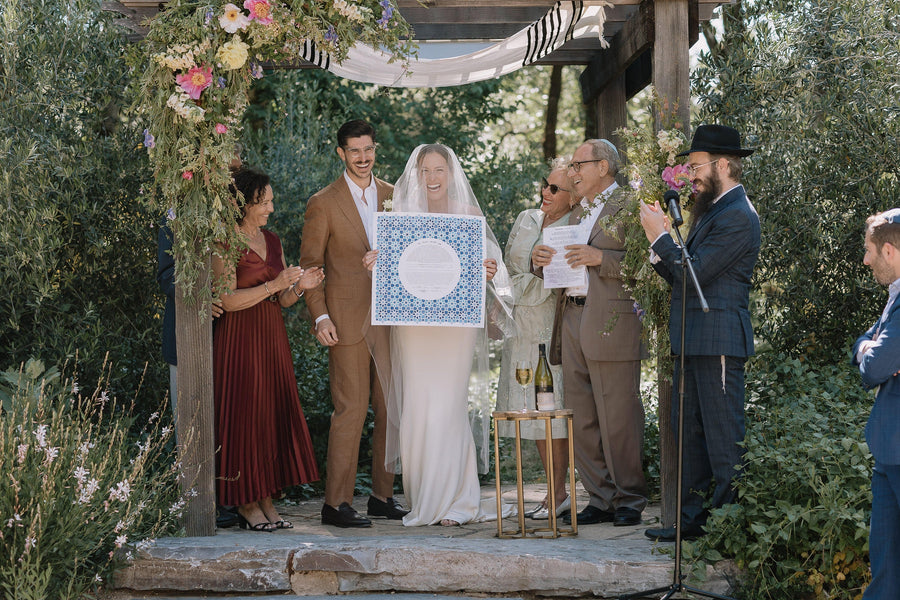 כתובה בדפוס פסיפס בחיתוך לייזר עם רקע הדפס בצבעי מים